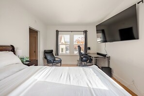 5 dormitorios, escritorio, tabla de planchar con plancha y cuna de viaje