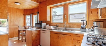 Cozy 5-Bedroom House, Central AC, EV Charger, Perfect for Family and Work Groups