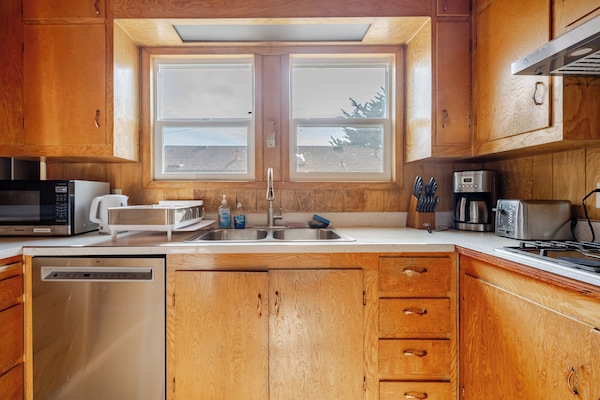 Frigorífico, microondas, horno y placa de cocina