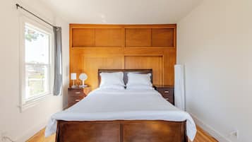 5 bedrooms, desk, iron/ironing board, travel cot