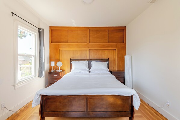 5 chambres, bureau, fer et planche à repasser, lit parapluie