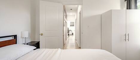 5 bedrooms, desk, iron/ironing board, travel crib