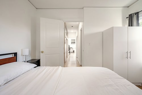 Cozy 5-Bedroom House, Central AC, EV Charger, Perfect for Family and Work Groups