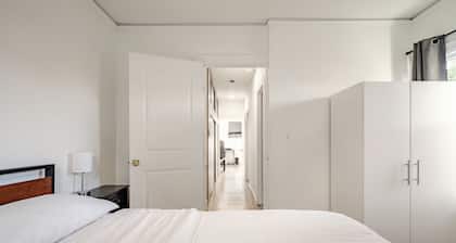 Cozy 5-Bedroom House, Central AC, EV Charger, Perfect for Family and Work Groups