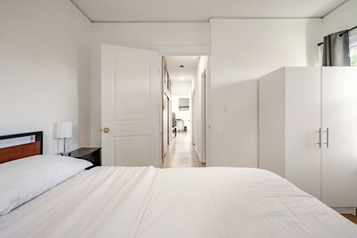 Cozy 5-Bedroom House, Central AC, EV Charger, Perfect for Family and Work Groups
