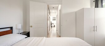 Cozy 5-Bedroom House, Central AC, EV Charger, Perfect for Family and Work Groups