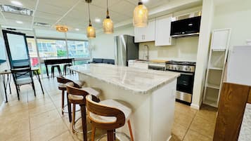 Réfrigérateur, four à micro-ondes, un four, surface de cuisson