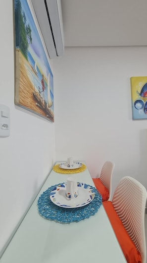 Apartamento família, vista para a piscina | Área de estar | TV de tela plana