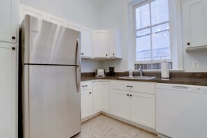 Een koffiezetapparaat/waterkoker, een koelkast, een magnetron, een oven