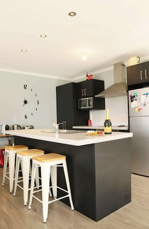 Microondas, horno y placa de cocina