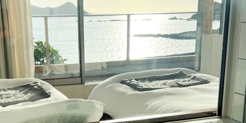 Secador de pelo, zapatillas, toallas y jabón