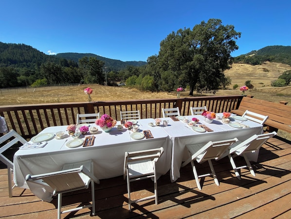 Outdoor dining - Historic Cottage at Ridgewood Ranch, Home of Seabiscuit (Willits)