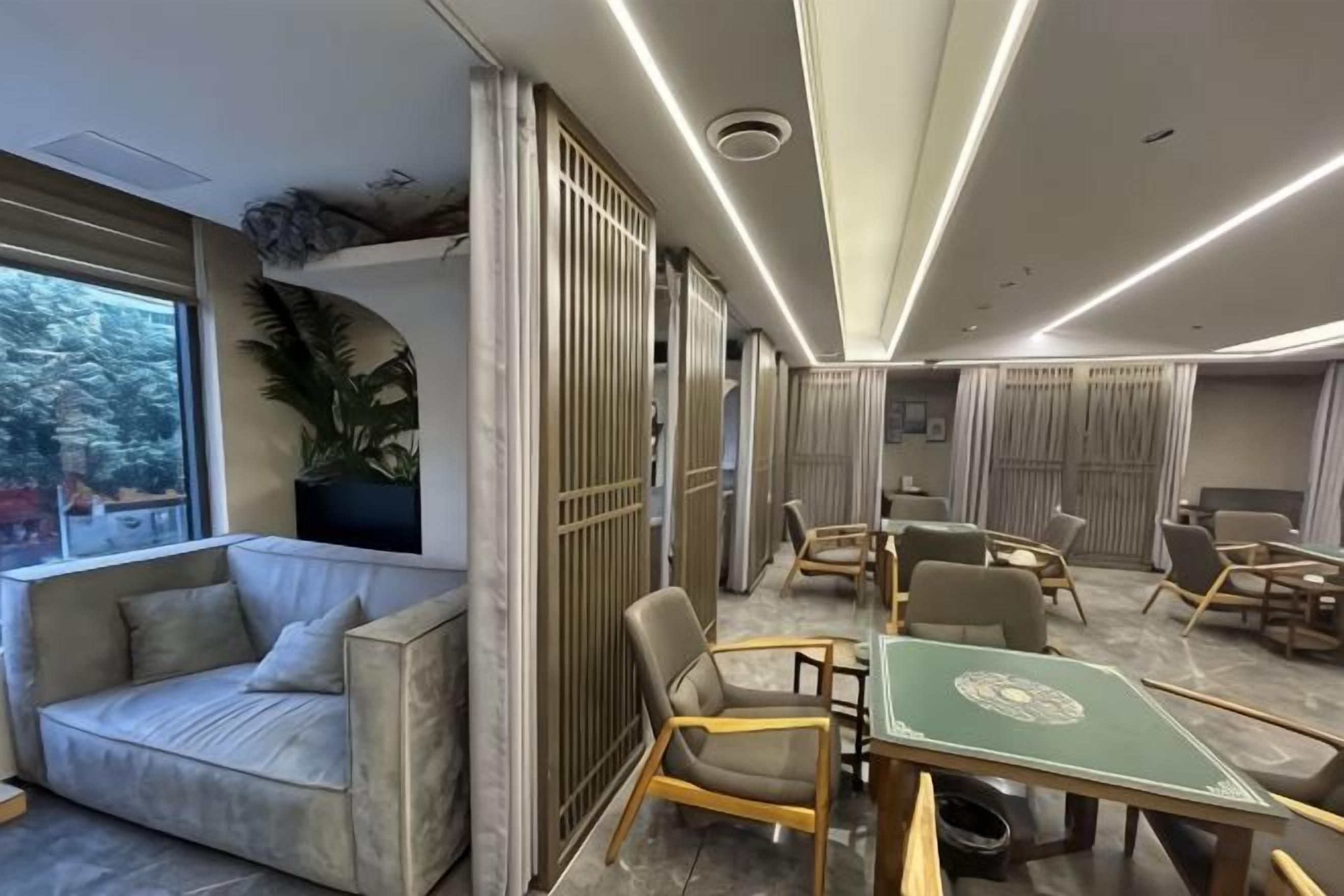 Un intérieur moderne avec un canapé, une table à manger, des chaises et une vue par la fenêtre.