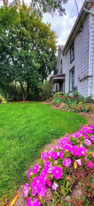 Feel the Country Vibe in this 4-bedroom Farmhouse Inn! Close to Kingston, PEC