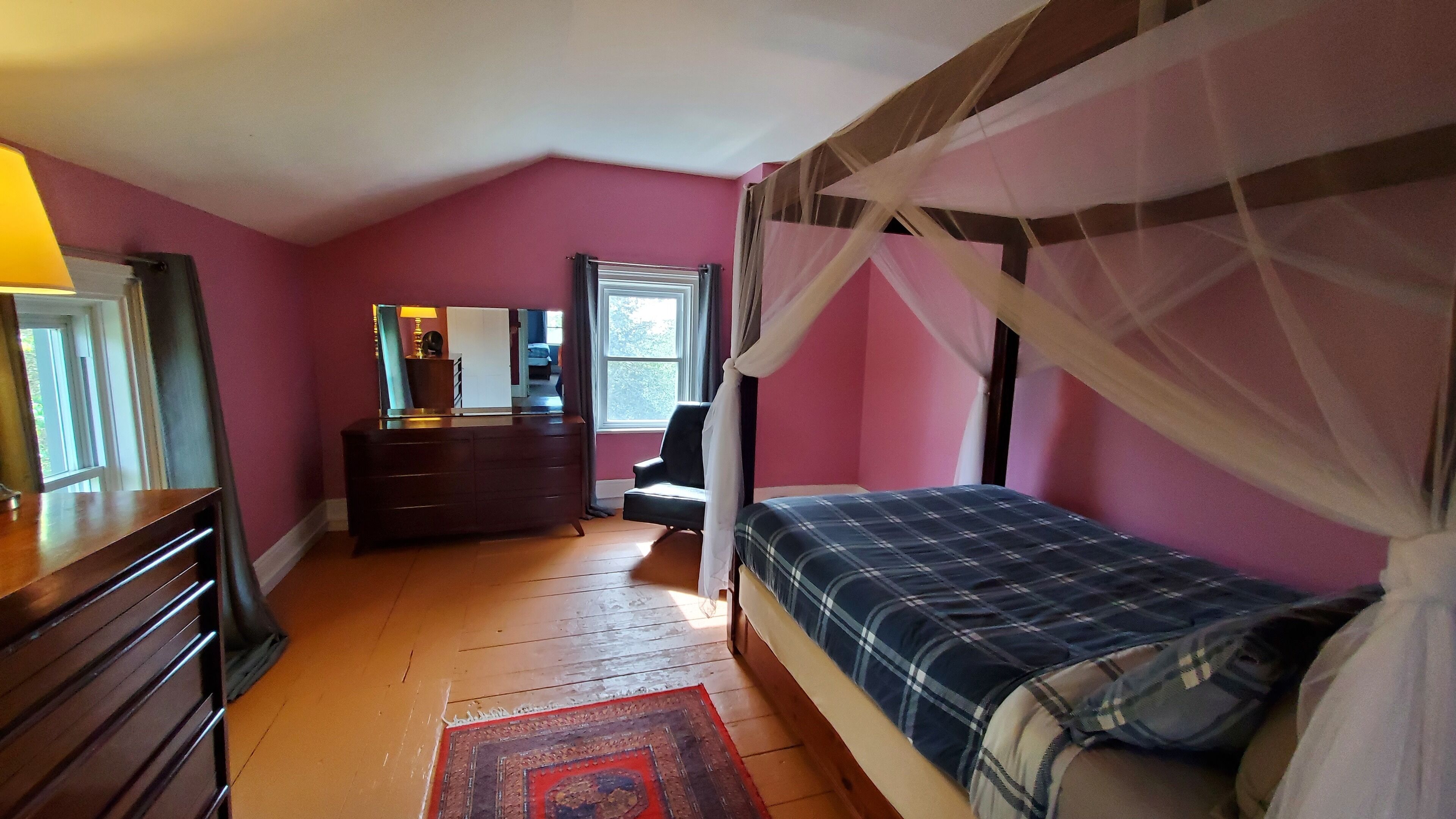 4 makuuhuonetta, työpöytä, vauvan matkasänky, ilmainen Wi-Fi