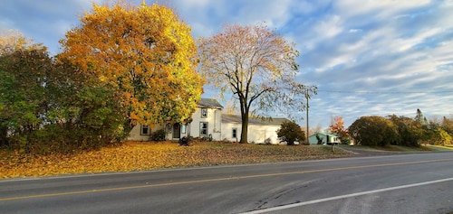 Feel the Country Vibe in this 4-bedroom Farmhouse Inn! Close to Kingston, PEC