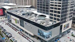 Un edificio moderno con fachada de vidrio, ventanas amplias y techo plano.