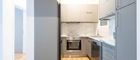 Kjøleskap, mikrobølgeovn, ovn og oppvaskmaskin