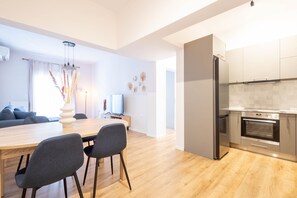 Kühlschrank, Mikrowelle, Ofen, Geschirrspüler