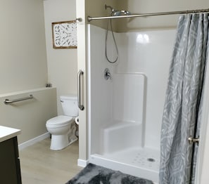 Shower, hair dryer, towels, soap - New home back on VRBO, near all Universities, new park, and close to downtown ! (Spokane)