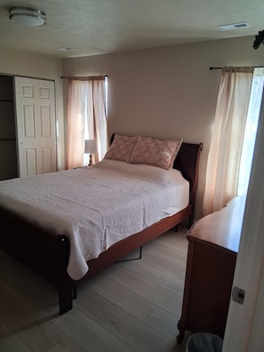 3 bedrooms, desk, iron/ironing board, free WiFi - New home back on VRBO, near all Universities, new park, and close to downtown ! (Spokane)