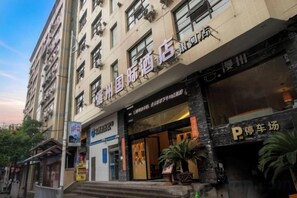 Exterior detail - Manzhou Hotel (Yongshun Yinhe Branch) (Yongshun)