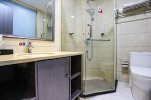 A modern bathroom with a glass-enclosed shower, a sink with a mirror, and a toilet. - Manzhou Hotel (Yongshun Yinhe Branch) (Yongshun)