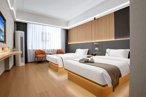 A modern hotel room with two beds, a desk, and a seating area. - Manzhou Hotel (Yongshun Yinhe Branch) (Yongshun)