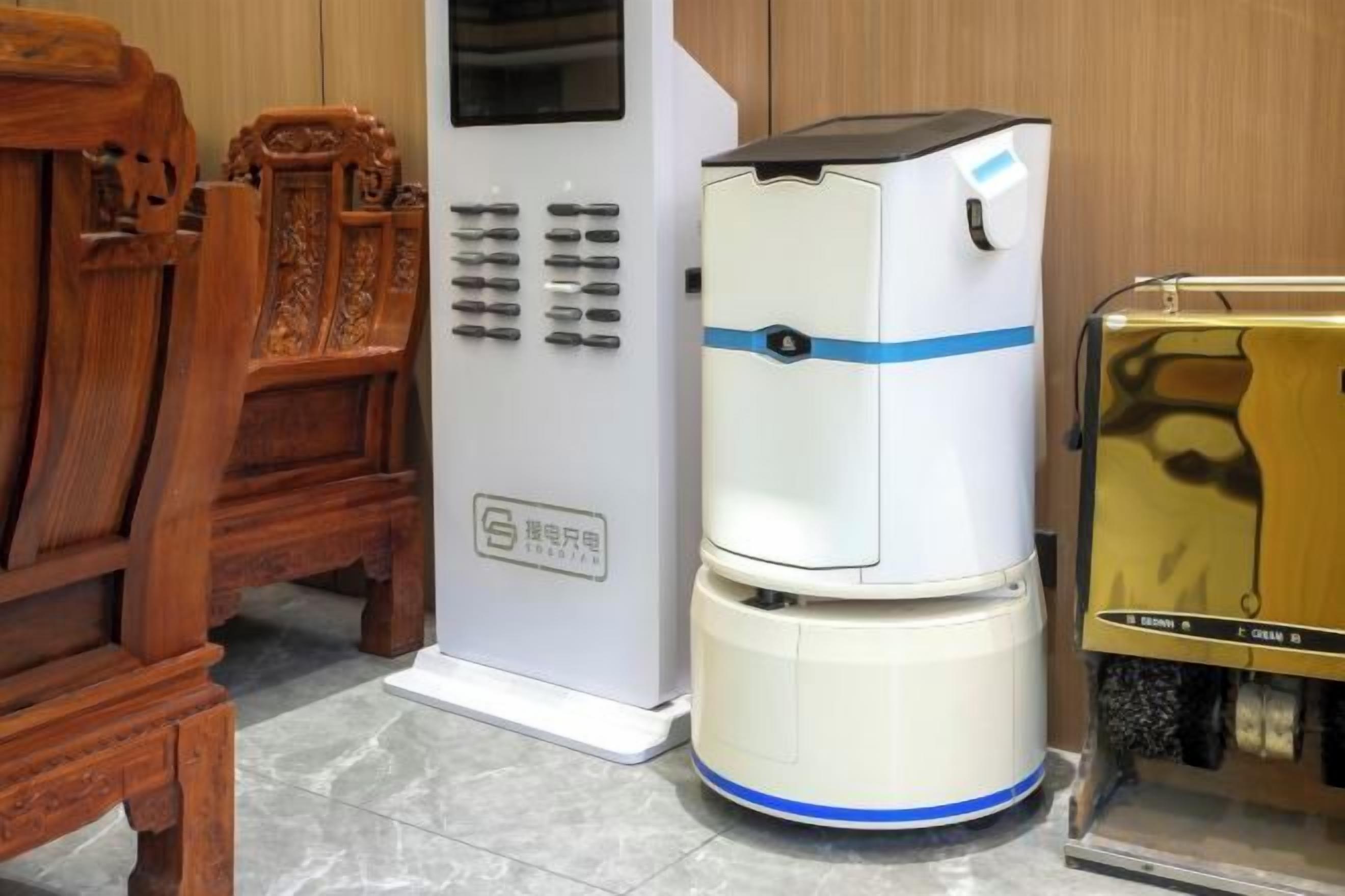 Una habitación con un electrodoméstico blanco, una silla de madera y una pequeña mesa.