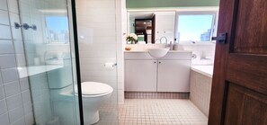 Douche, sèche-cheveux, serviettes fournies, savon