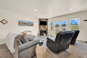 Smart TV, fireplace