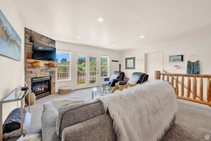 Smart TV, fireplace
