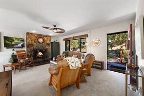 Smart TV, fireplace, books, music library - Pine Nest Retreat / Saloon & Scenic Views (Prescott)