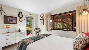 3 habitaciones, escritorio y tabla de planchar con plancha