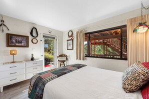 3 habitaciones, escritorio y tabla de planchar con plancha 