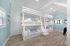 6 bedrooms, desk, iron/ironing board, travel cot