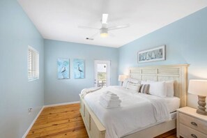 6 soverom, skrivebord, strykejern/-brett og reiseseng for barn