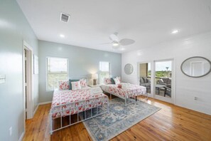 6 habitaciones, escritorio y tabla de planchar con plancha