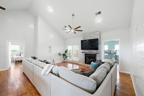 Smart-TV, videospill, fotballspill og bordtennis