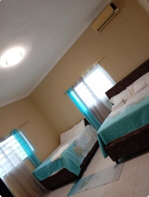 8 quartos, ferros/tábuas de passar roupa, Wi-Fi de cortesia