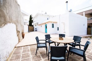 Outdoor dining - Stefanis Relis House (Archangelos)