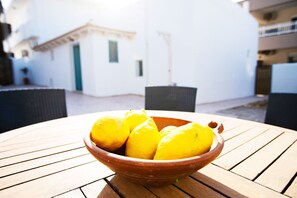 Outdoor dining - Stefanis Relis House (Archangelos)