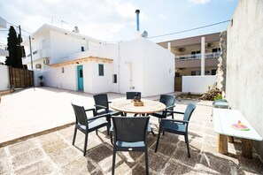Outdoor dining - Stefanis Relis House (Archangelos)