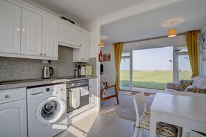 Geladeira, micro-ondas, fogão, talheres/pratos/utensílios de cozinha