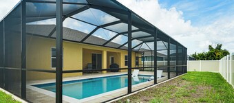 4 Mi to Golf: Gem w/ Pool & Lanai in Cape Coral