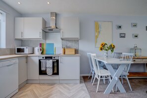 Kylskåp, mikrovågsugn, ugn och diskmaskin