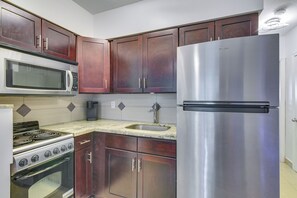 Refrigerador, microondas, parrilla de estufa y cafetera y tetera 