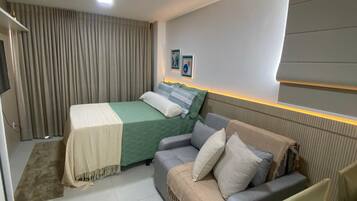 Estúdio conforto, sacada, vista para a piscina | Espaço de trabalho para notebook, cortinas blackout, Wi-Fi de cortesia