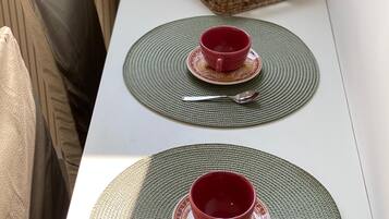 Estúdio conforto, sacada, vista para a piscina | Área de estar | TV de tela plana