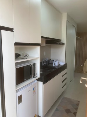 Frigobar, microondas, placa de cocina, utensilios de cocina